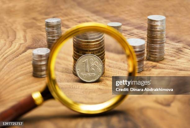 russia 1 ruble coin under a magnifying glass. - geldstrafe stock-fotos und bilder