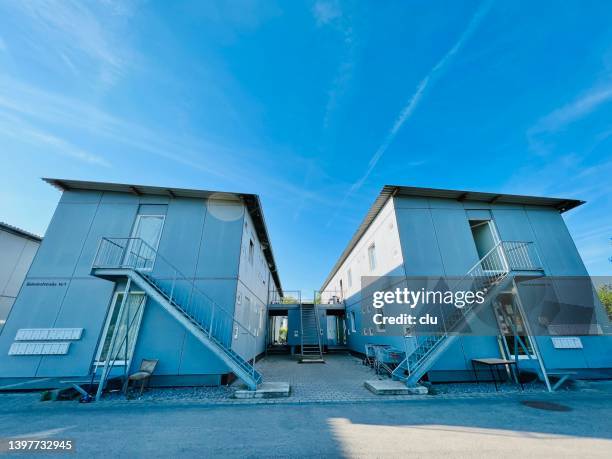 refugees homes container houses - tijdelijk gebouw stockfoto's en -beelden