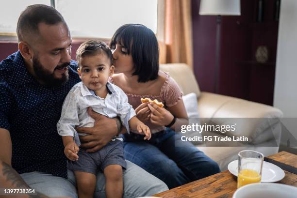 father and kids having breakfast at home - cute mexican girl 個照片及圖片檔