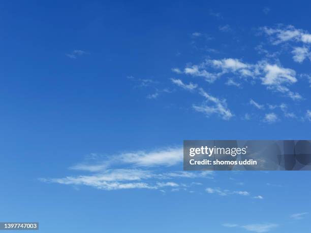 blue sky with white wispy clouds - wispy stock-fotos und bilder