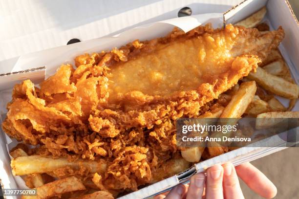 fish and chips with peas - manchester england 個照片及圖片檔