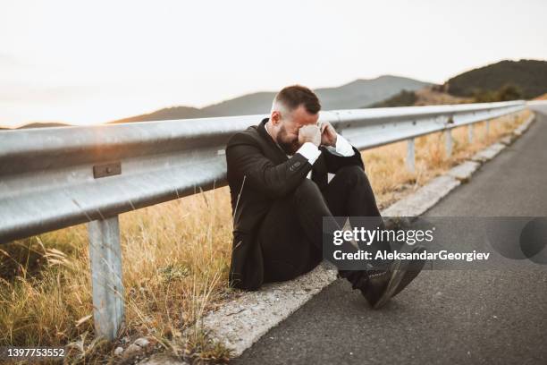 mann weint, nachdem er seine eigene hochzeitszeremonie aufgegeben hat - forced marriage stock-fotos und bilder