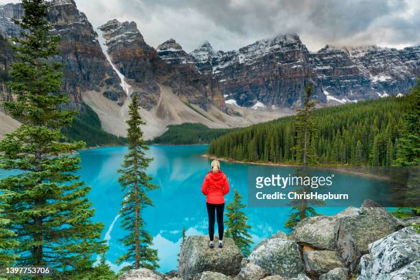 une randonneuse regardait le lac moraine, parc national banff, canada - canada photos et images de collection