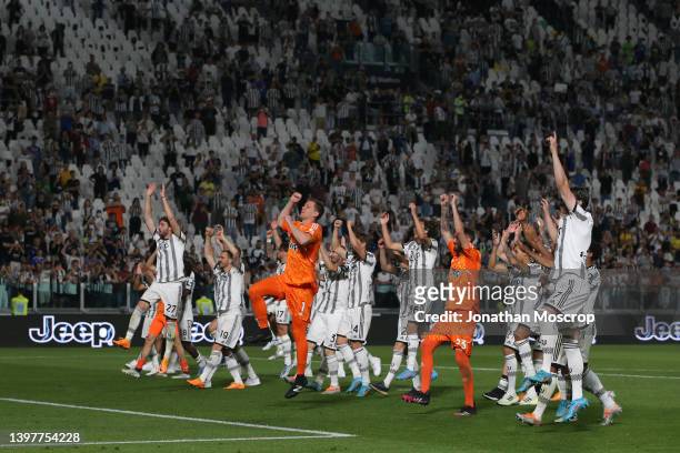 Juventus players salute the fans at the final whistle of the last home game of the season in the Serie A match between Juventus and SS Lazio at...