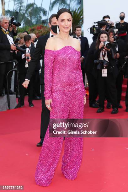 Berenice Bejo attends the screening of "Final Cut " and opening ceremony red carpet for the 75th annual Cannes film festival at Palais des Festivals...