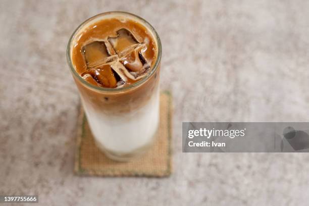 iced coffee latte - カフェラテ ストックフォトと画像