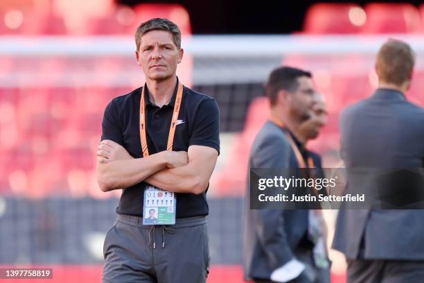 Oliver Glasner, Head Coach of Eintracht Frankfurt inspects the pitch during the Eintracht Frankfurt Walk around at Estadio Ramon Sanchez Pizjuan on...