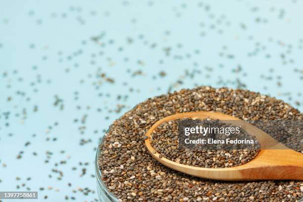 chia seeds in a glass jar. - 鎂 個照片及圖片檔