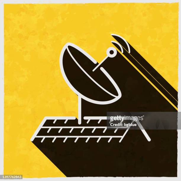 satellitenschüssel auf dem dach. symbol mit langem schatten auf strukturiertem gelbem hintergrund - fernsehantenne stock-grafiken, -clipart, -cartoons und -symbole