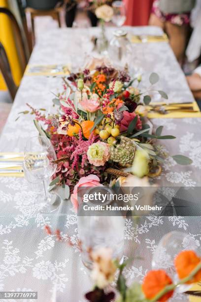 colourful flower piece on dinner table - table decoration stockfoto's en -beelden