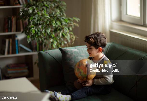 little boy examines the map - movie world stockfoto's en -beelden