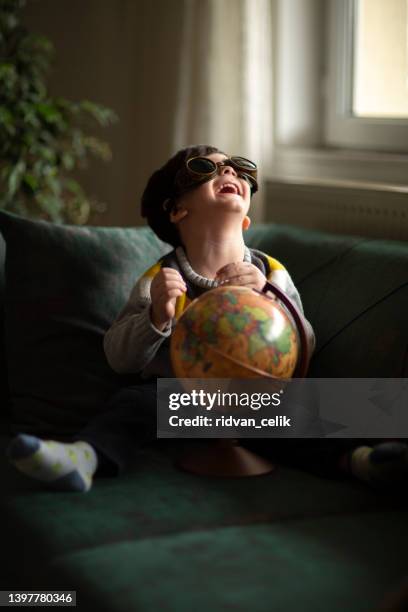 little boy examines the map - movie world stockfoto's en -beelden