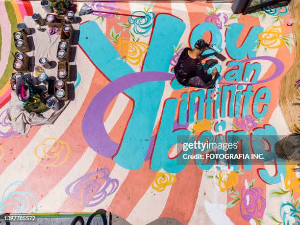 vista aérea del artista masculino pintando el mural de la acera - male fashion fotografías e imágenes de stock