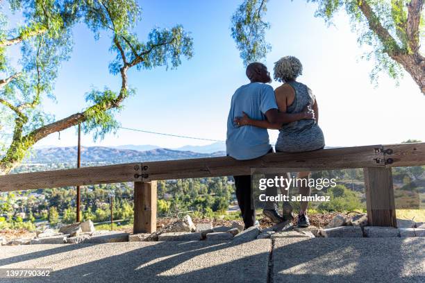 älteres schwarzes paar entspannt sich draußen auf einer wanderung - verwaltungsbezirk orange county südkalifornien stock-fotos und bilder