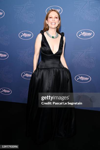 Julianne Moore attends the opening ceremony gala dinner for the 75th annual Cannes film festival at Palais des Festivals on May 17, 2022 in Cannes,...