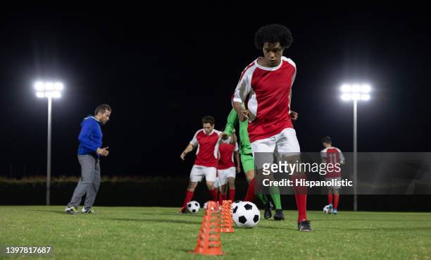 soccer players training in the field at nighttime - sportoefening stockfoto's en -beelden