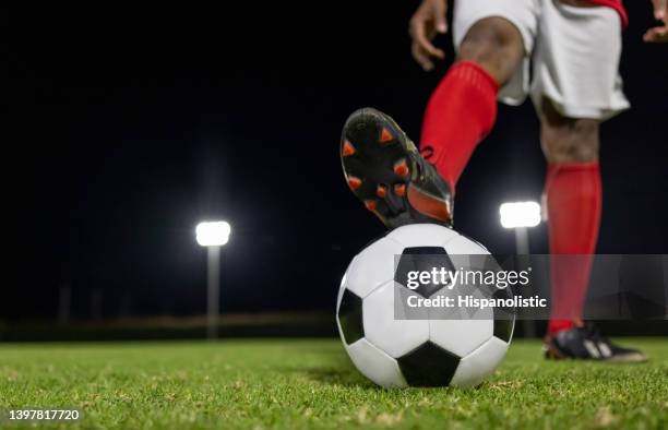 nahaufnahme eines fußballspielers, der sich darauf vorbereitet, den ball auf dem feld zu treten - anstoß fußball stock-fotos und bilder