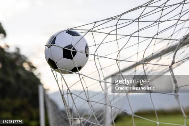 traguardo!!! pallone da calcio che colpisce la rete della porta dopo aver segnato - scoring a goal foto e immagini stock