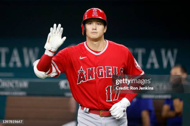 Shohei Ohtani of the Los Angeles Angels acknowledges the crowd before batting against Taylor Hearn of the Texas Rangers in the top of the third...