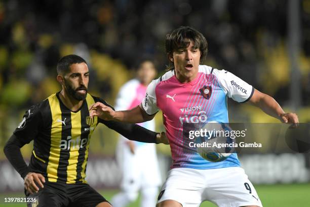 Hernan Menosse of Peñarol and Marcelo Moreno of Cerro Porteño fight for the ball during a match between Peñarol v Cerro Porteño as part of Copa...