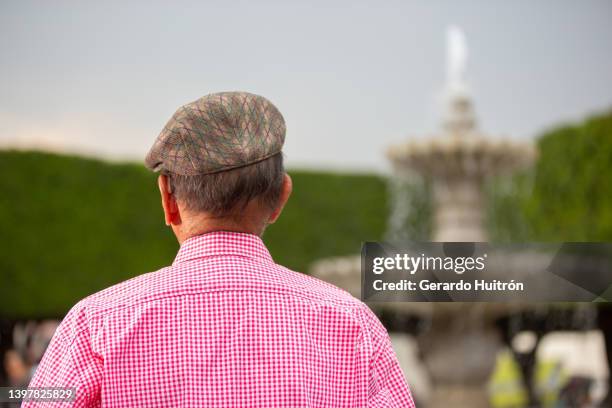 portrait d’un homme de 80 ans. - béret photos et images de collection