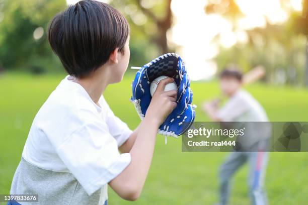 junge spielt baseball - baseball glove stock-fotos und bilder