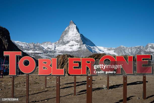 matterhorn toblerone fotospot am bahnhof rotenboden - toblerone stock-fotos und bilder