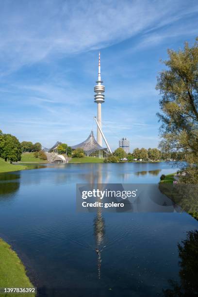 olympiapark mit olympiaturm in münchen - olympiastadion stock-fotos und bilder