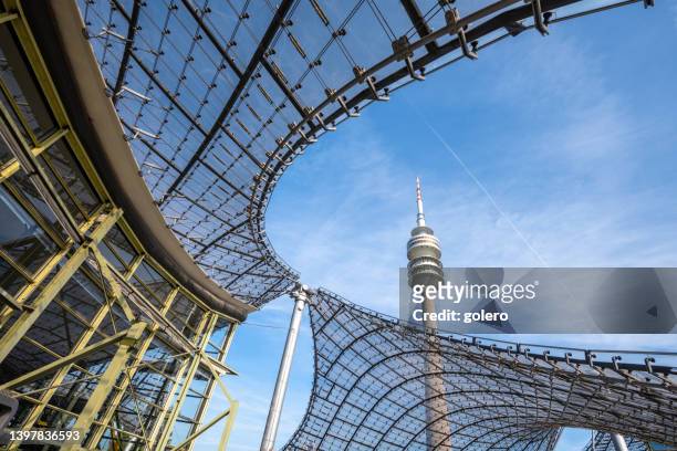 olympiaturm in münchen - olympischer park veranstaltungsort stock-fotos und bilder