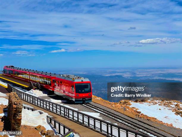 view from high up of red cars of cog railway, colorado springs - pikes peak national forest 個照片及圖片檔