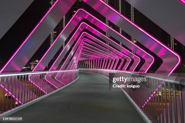 pedestrian bridge pink light effect - stadtbezirk xiamen stock-fotos und bilder