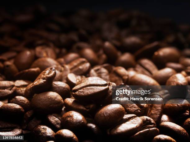 coffee beans - geröstete kaffeebohne stock-fotos und bilder