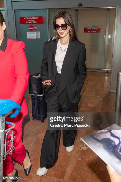 Actress Anne Hathaway is seen arriving ahead of the 75th annual Cannes film festival at Nice Airport on May 18, 2022 in Nice, France.