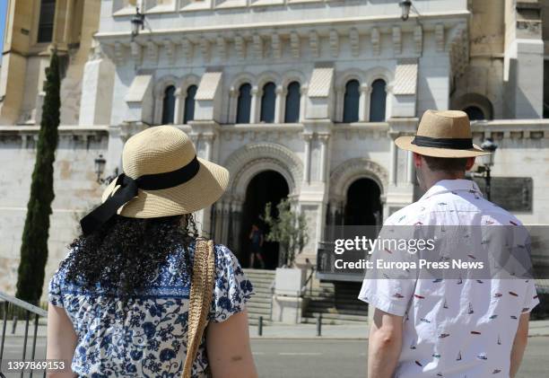 Couple wearing hats on the day that Spain has begun to suffer an "important" warm episode with midsummer temperatures, on 17 May, 2022 in Madrid,...