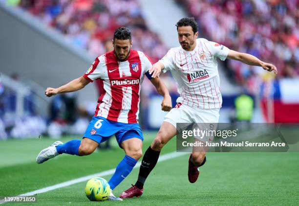 Jorge Resurreccion 'Koke' of Club Atletico de Madrid duels for the ball with Thomas Delaney of Sevilla FC during the LaLiga Santander match between...