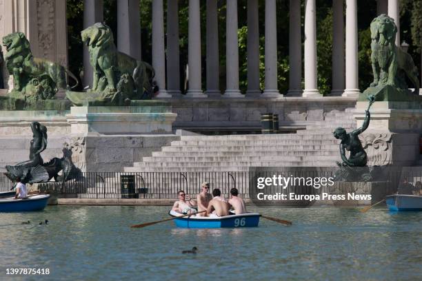 Group of kids in the boats of El Retiro on a day when Spain has begun to suffer an "important" warm episode with midsummer temperatures, on 17 May,...
