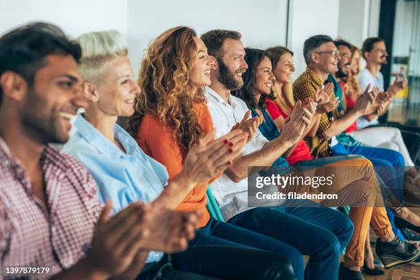 business people applauding - evento de entretenimento imagens e fotografias de stock