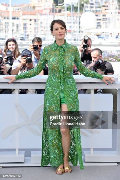 Berenice Bejo attends the photocall for "Final Cut " during the 75th annual Cannes film festival at Palais des Festivals on May 18, 2022 in Cannes,...