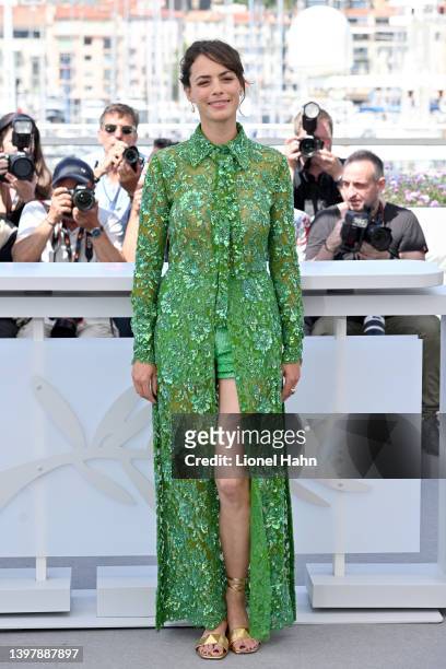 Berenice Bejo attends the photocall for "Final Cut " during the 75th annual Cannes film festival at Palais des Festivals on May 18, 2022 in Cannes,...