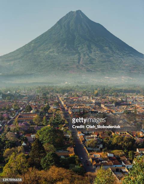 vista panoramica di antigua all'alba - guatemala foto e immagini stock