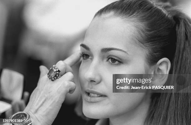 Maquillage des yeux dans les coulisses avant un défile de mode de Chanel en mars 1997 à Paris.