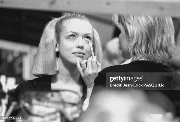 Maquillage des yeux dans les coulisses avant un défile de mode de Chanel en mars 1997 à Paris.