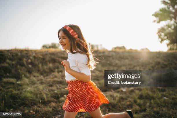 pure happiness - rode rok stockfoto's en -beelden