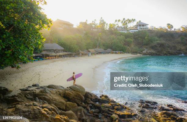 aerial view of  surfing in puerto escondido  beach at sunset - tulum mexico stockfoto's en -beelden