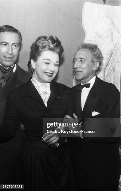 Edwige Feuillère et Jean Cocteau au Théâtre Sarah-Bernhardt de Paris après une représentation de la pièce 'L'Aigle à deux têtes', le 8 septembre 1960.