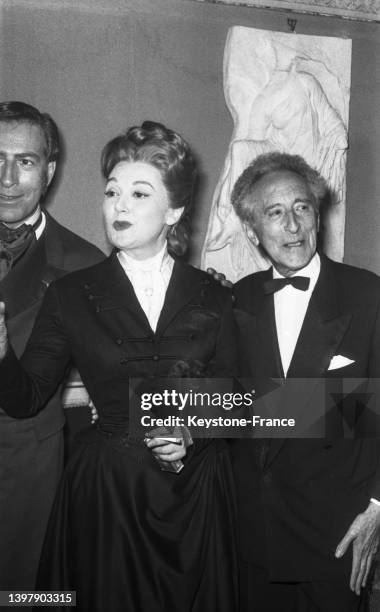 Edwige Feuillère et Jean Cocteau au Théâtre Sarah-Bernhardt de Paris après une représentation de la pièce 'L'Aigle à deux têtes', le 8 septembre 1960.