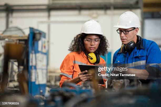 productivity improvement of welding assembly lines in manufacturing industry. manufacturing process engineers having discussion on welding jig design data to improve and reduce defect loss of work piece in welding process. - tillverka bildbanksfoton och bilder