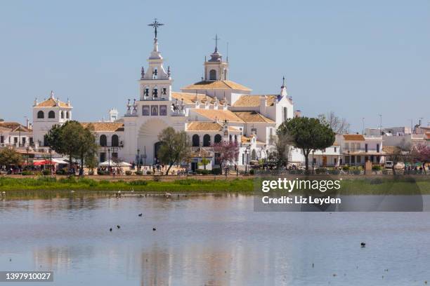 die wunderschöne einsiedelei el rocío in der provinz huelva, andalusien, spanien - huelva province stock-fotos und bilder