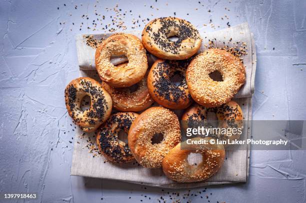 littlebourne, kent, england, uk. 12 may 2022. freshly baked bagels. - chewy foto e immagini stock