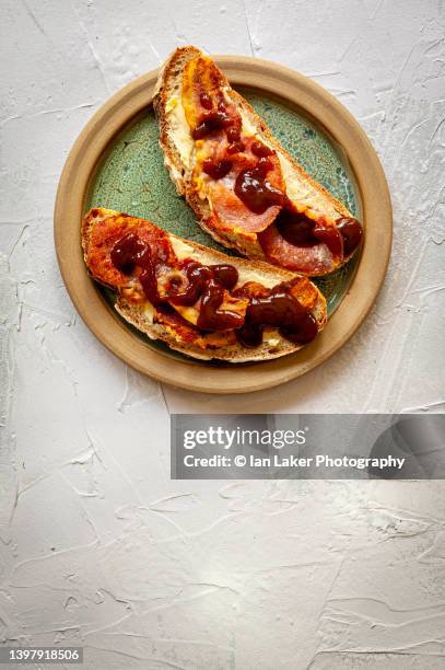 littlebourne, kent, england, uk. 13 may 2022. open bacon sandwich with brown sauce. - bread texture stockfoto's en -beelden